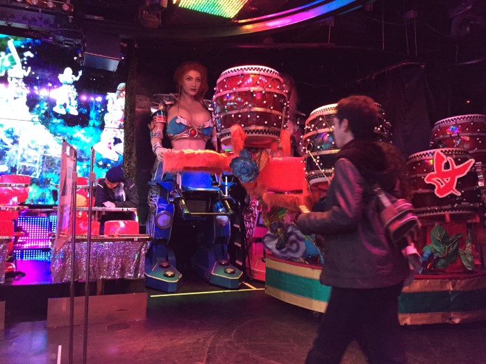 erfahrungsbericht, essen, geheimtipp, öffnungszeiten, robot restaurant, shinjuku, tokio