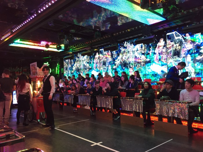 erfahrungsbericht, essen, geheimtipp, öffnungszeiten, robot restaurant, shinjuku, tokio