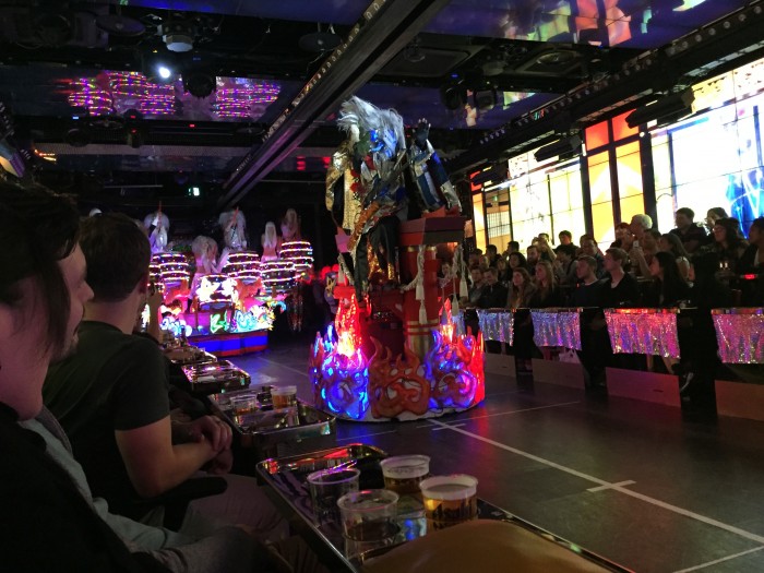 erfahrungsbericht, essen, geheimtipp, öffnungszeiten, robot restaurant, shinjuku, tokio