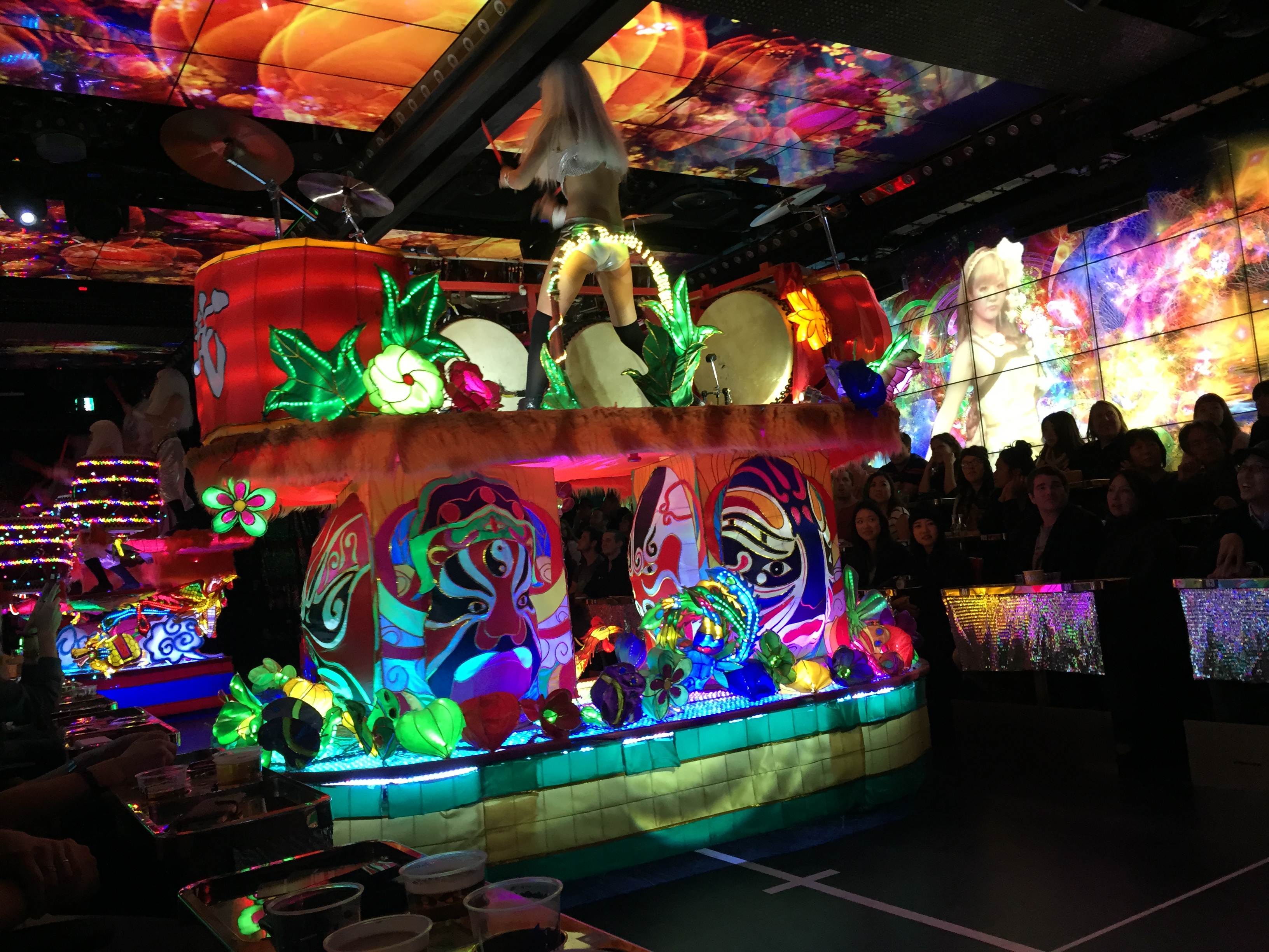 erfahrungsbericht, essen, geheimtipp, öffnungszeiten, robot restaurant, shinjuku, tokio