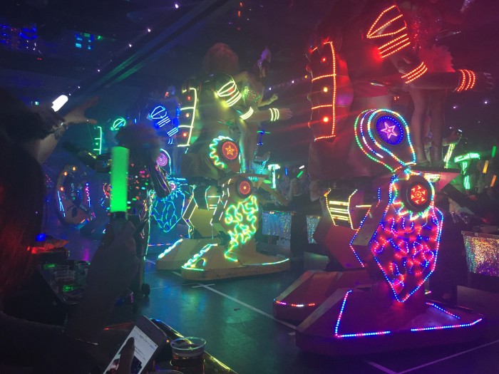 erfahrungsbericht, essen, geheimtipp, öffnungszeiten, robot restaurant, shinjuku, tokio