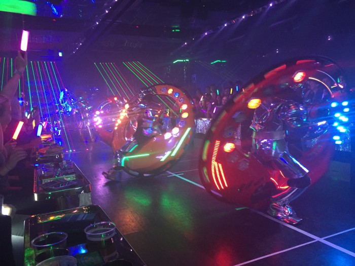 erfahrungsbericht, essen, geheimtipp, öffnungszeiten, robot restaurant, shinjuku, tokio