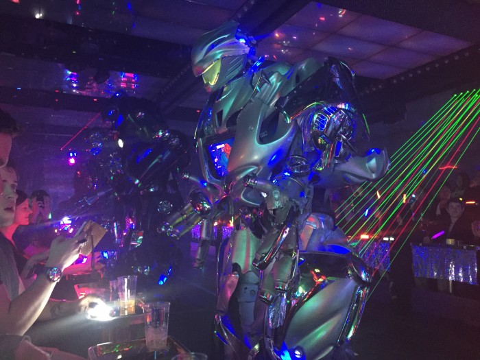 erfahrungsbericht, essen, geheimtipp, öffnungszeiten, robot restaurant, shinjuku, tokio