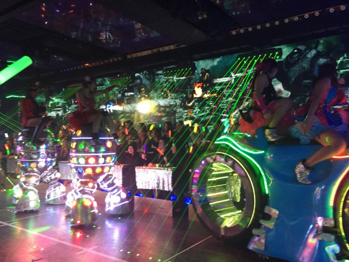 erfahrungsbericht, essen, geheimtipp, öffnungszeiten, robot restaurant, shinjuku, tokio