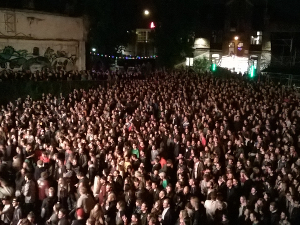 Am Bild kann man es gut erkennen: Die Arena war wirklich bis auf den letzten (Steh)Platz voll.