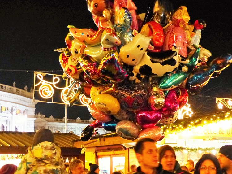 Auch eine Luftballon-Kuh kann ganz schön Weihnachtstimmung verbreiten.