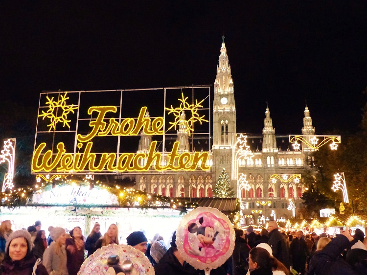 Strahlend und festlich gehts am Rathausplatz zu.