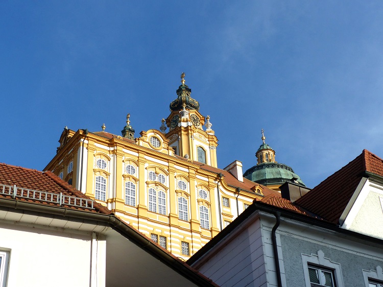 Hoch über der Gemeinde Melk thront Stift Melk.