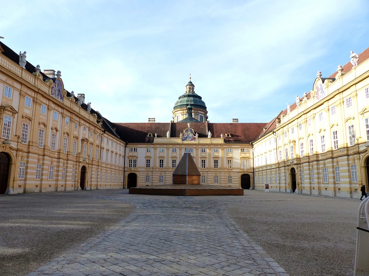 Im Winter ist der Brunnen im Prälatenhof mit Bretter geschützt.