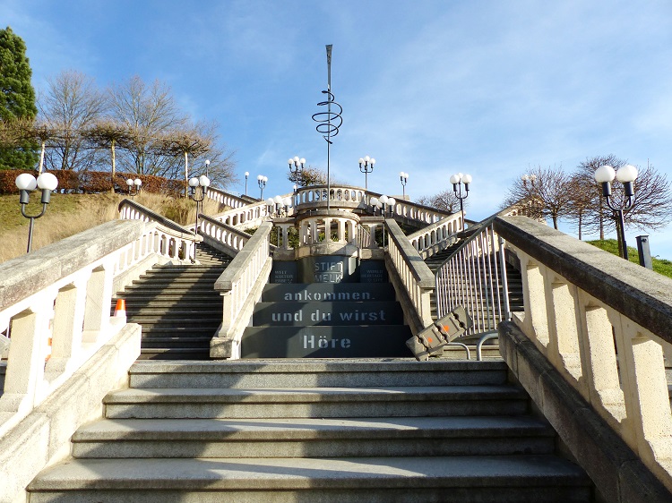 Eine prunkvolle Treppe führt direkt vom Parkplatz zum Benediktinerkloster.