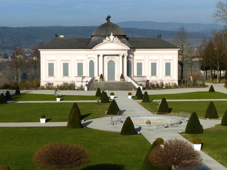 Der barocke Gartenpavillion lädt zum Verweilen ein.