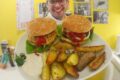 Fleischklassiker vegan: Seitan-Burger mit Rosmarinkartoffeln