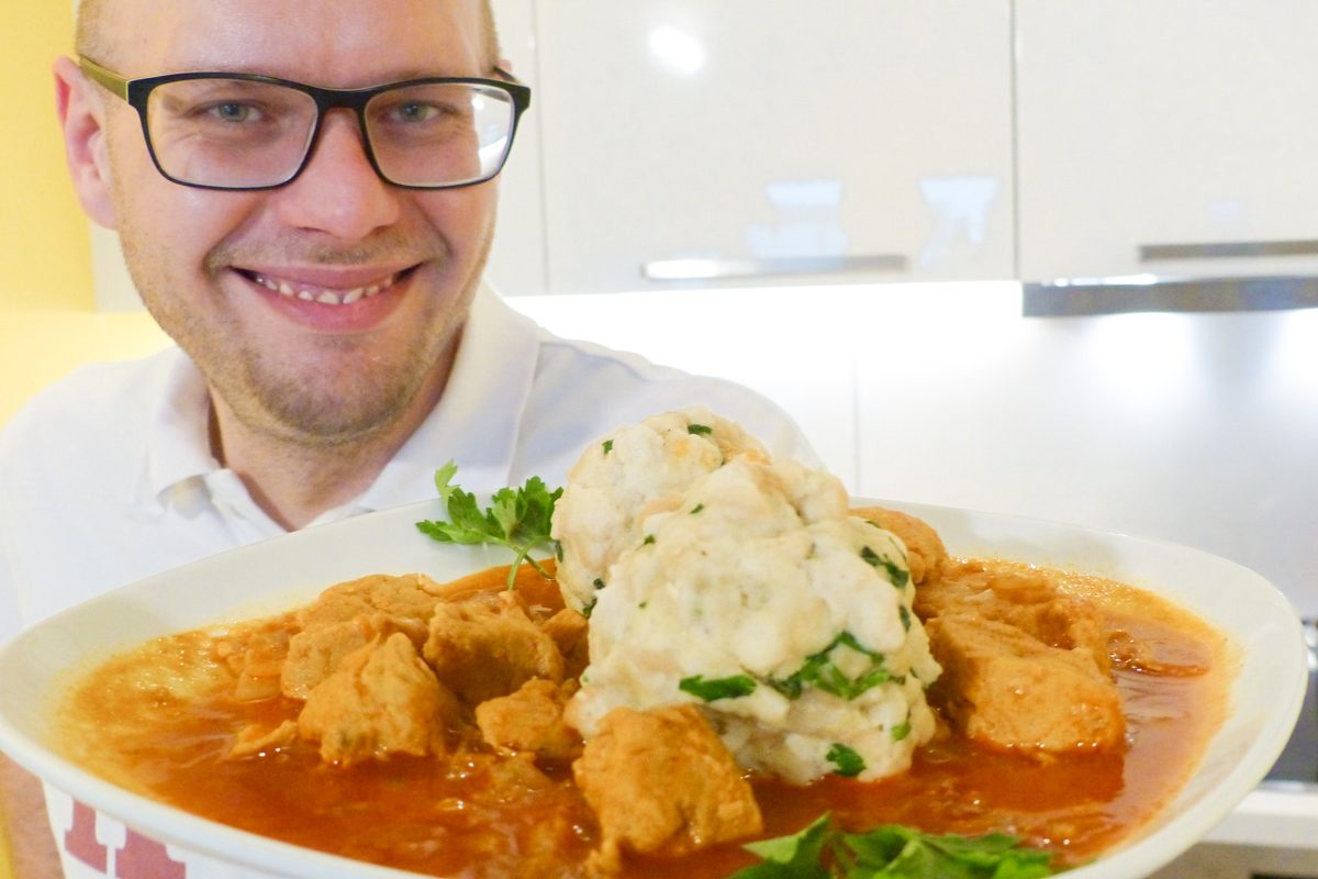 Fleischklassiker vegan: Seitan-Gulasch mit Semmelknödel