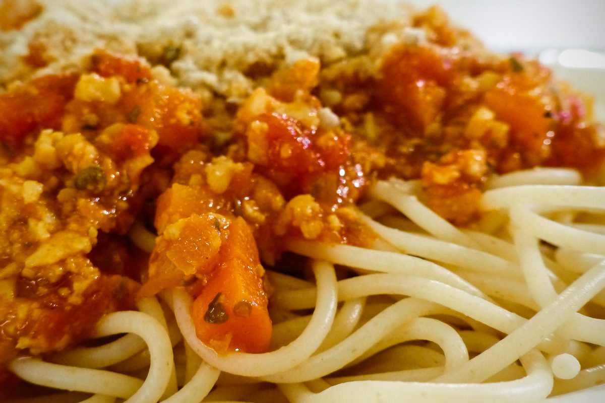 Fleischklassiker vegan: Spaghetti mit Seitan-Bolognese und Cashew-Parmesan