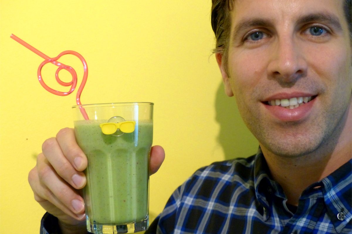 Mix dir den Muntermacher Smoothie! Mit Kiwi, Pistazie und Matcha