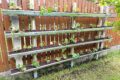 Vertical Garden bauen – so pflanzt du Erdbeeren in der Dachrinne!