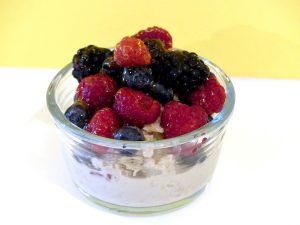 fruehstueck, muesli, 3-beeren-bircher-muesli, beeren-bircher-muesli, bircher-muesli, beeren, rezept, heidelbeeren, brombeeren, himbeeren, nuesse, haferflocken, honig, mandeln, zitrone, walnuesse, mandelmilch