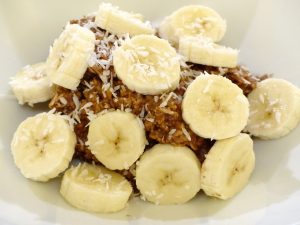 fruehstueck, vegan, haferbrei, porridge, kakao, bananen, muesli, brei, warm, bananen-kakao-porridge, rezept, allergiker