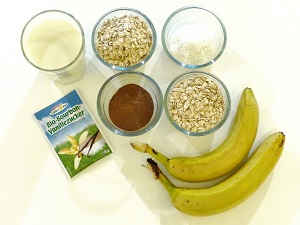 fruehstueck, vegan, haferbrei, porridge, kakao, bananen, muesli, brei, warm, bananen-kakao-porridge, rezept, allergiker, zutaten, mandelmilch, kokosraspeln, vanillezucker, haferflocken