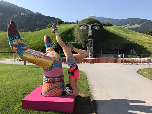 kristallwelten, swarovski, wattens, yoga, hand