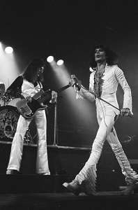 queen top 10, besten lieder, queen songs, hits, freddy mercury, john deacon, live, auftritt, konzert, a night at the odeon, bohemian rhapsody, killer queen