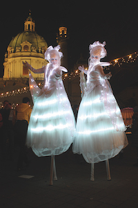 solana rising, stelzentheater, wiener christkindlmärkte, performance, christkindlmarkt, karlsplatz, karlskirche