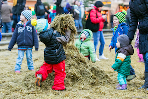 strohlandschaft, kinder-areal, kinderprogramm, christkindlmarkt, karlsplatz, heu, spielen, wien