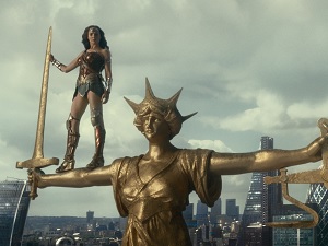 justice league, gewinnspiel, gal gadot, wonder woman, justicia, statue