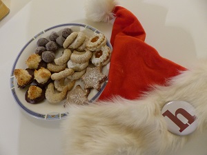 vegane weihnachtskekse, helden der freizeit, weihnachtshaube, kokosbusserl, vanillekipferl, linzer augen, zimsterne, teller