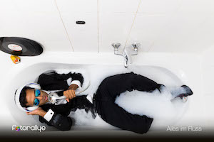 mann in badewanne trägt anzug, hört Schallplatten und singt in den duschkopf, teilnehmerfoto 2016, alles im fluss, viennergy fotorallye