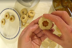 Vegane Linzer Augen, füllen, Marmelade, zusammenkleben