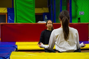 lotussitz, yoga am trampolin, jumpmaxx, herziggasse, natali