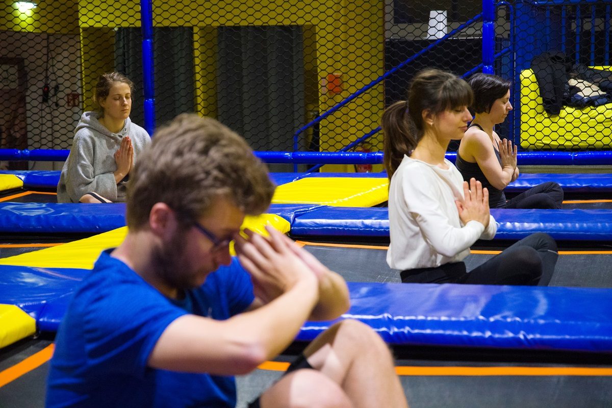 Trampolin-Yoga im Helden-Test: Meditativer Sport im Hüpftempel
