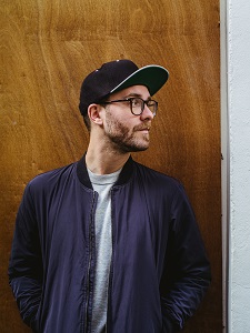 singer-songwriter Mark Forster blickt zur Seite