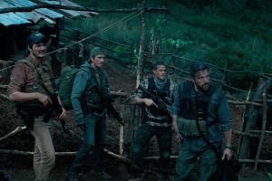 Ben Affleck, Pedro Pascal, Charlie Hunnam, Oscar Isaac, Garret Hedlund, Dorf, Hütte, Waffen