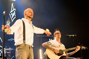 christopher seiler und bernhard speer, stadthalle, live, konzert, bühne, gitarre, hosenträger