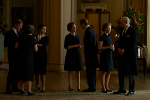 the crown staffel 3, buckingham palace, queen serie netflix, olivia colman, tobias menzies, ben daniels, helena bonham carter, marion bailey, charles dance