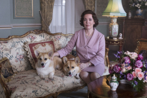 the crown staffel 3, netflix-serie, olivia colman, queen elisabeth ii, corgies, buckingham palace,