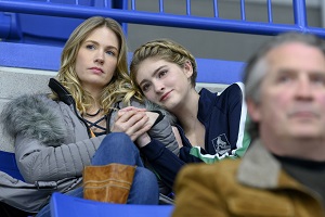 January Jones als Carol Baker, Willow Shields als Serena Baker im Eiskunstlauf-Drama Spinning Out