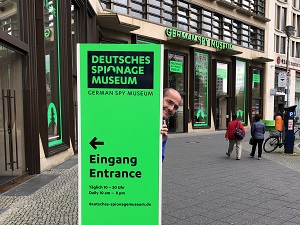 Spionagemuseum Berlin, Eingang, Held der Freizeit