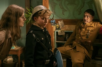 Johannes, Elsa und Adolf Hitler, eine Szene aus Jojo Rabbit