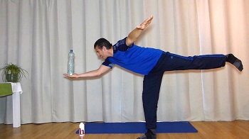 Standwaage mit Wasserflasche auf der Hand balanciert, Workout mit Flasche, zuhause