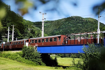 Ötscherbär, Aussichtswagen, Zug fährt über Brücke, Mariazellerbahn, Niederösterreich