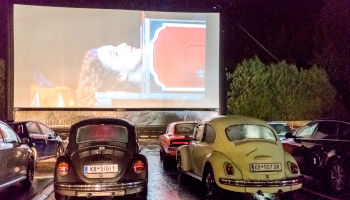 autokino, kitzbühel, hahnenkamm, tirol, leinwand, oldtimer, vw käfer,