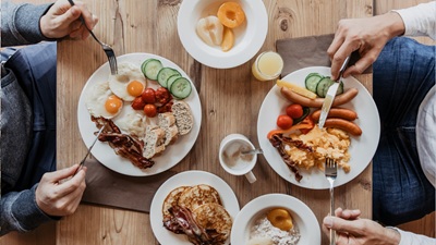 Üppiges Frühstück mit Euer und Würsteln im JUFA Hotel Annaberg