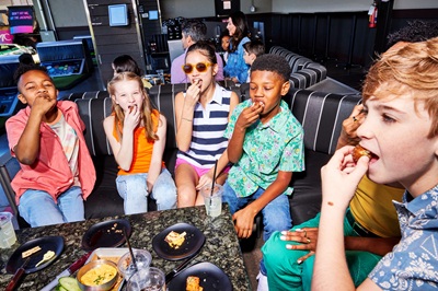 Kinder essen bei Topgolf