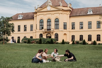 Anstoßen in der Wiese vor Schloss Eckartsau, Marchfelder Schlösserreich