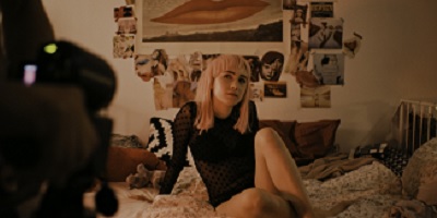 Anna, Sarah Toth in Lovecut, Mädchen auf Bett