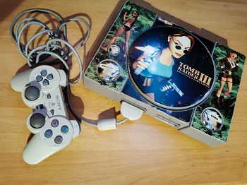 Playstation 1, Tomb Raider, Lara Croft, Pickerl, Konsole, Joypads