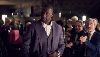 lupin, assane diop, omar sy, louvre, versteigerung, anzug, applaus,